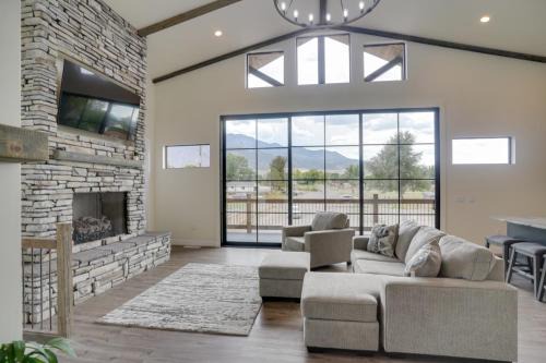 Chic Utah Getaway w/Fireplace, Sauna & 2 Decks!