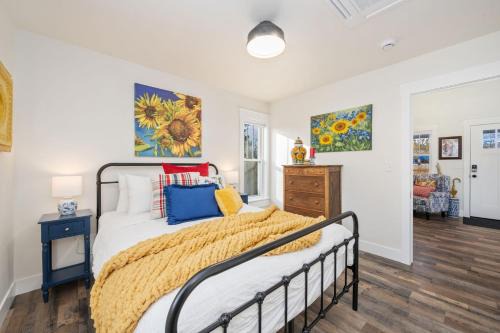 City Park Bungalow Pet Friendly with Dog Run