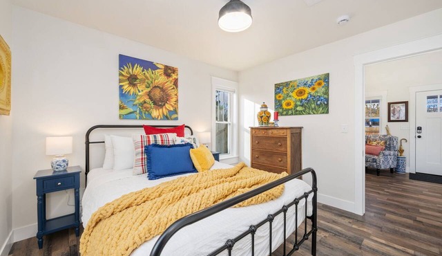 City Park Bungalow – Pet Friendly w/Dog Run