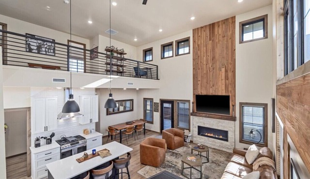Close to ski mountain, private hot tub!