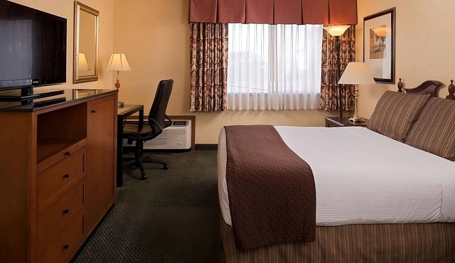 Comfort and Convenience! Pets Allowed, Outdoor Pool, Free Parking