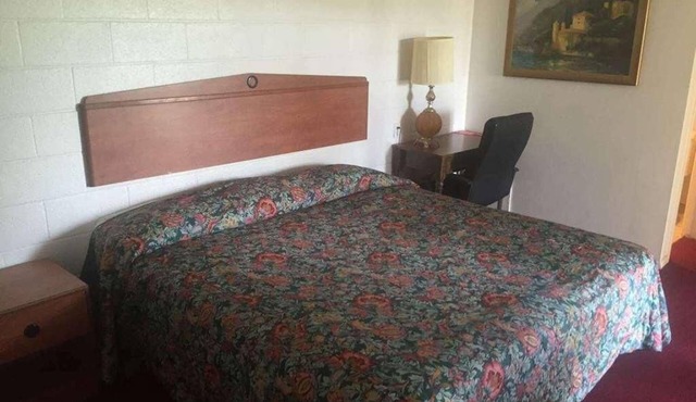 Comfortable Countryside Stay in Knights Inn Fairview! Free Parking, Pets Allowed