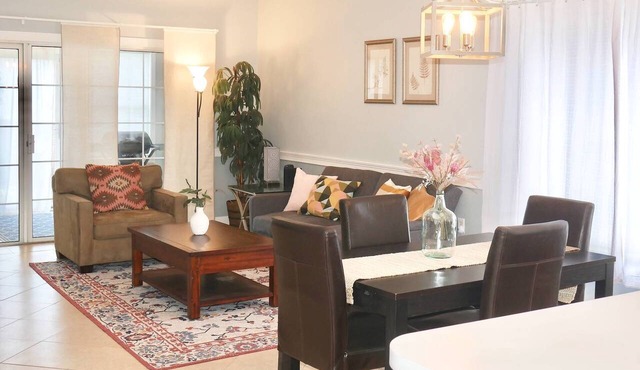 Coralbell Villa - Near UNCC & PNC Pavilion, Pools, Grill, Spacious, 15 Mins to Uptown, King Suite!