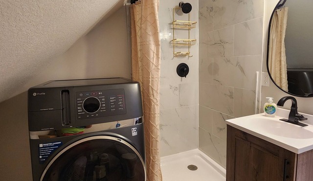 Cozy 1bd upper unit w/Beautiful Kitchen, Laundry, & WiFi in marvelous LaCrosse