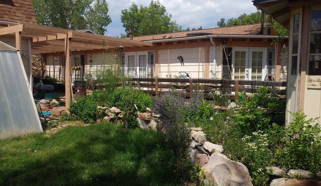 Cozy Basement Apt. Separate Entrance 30-day min.