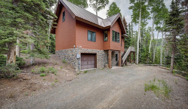 Cozy Cabin w/Deck & Fireplace in Beaver!