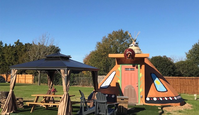 Cozy Glamping Tipi at edge of 180-acre Nature Park with Pool & Pickleball Access