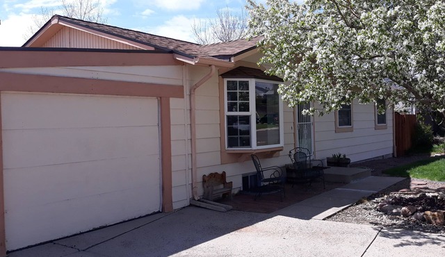 Cozy Home Jetted Tub, Fenced Yard, Greenhouse, 30-day min. 6wk & 12wk discounts
