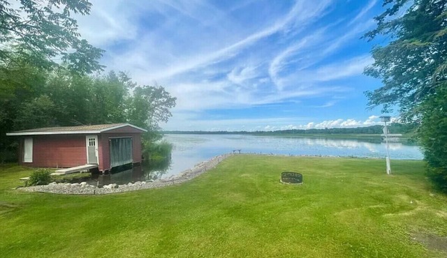 Cozy Lakefront Bungalow