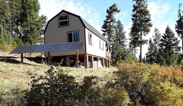 Cozy Solar-Powered Cabin for a Peaceful Escape near Plummer, Idaho