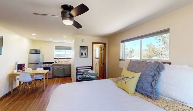 Cozy studio w/nearby hiking & biking trails, free Wifi