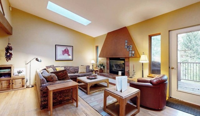 Cozy townhome with deck - on free shuttle route