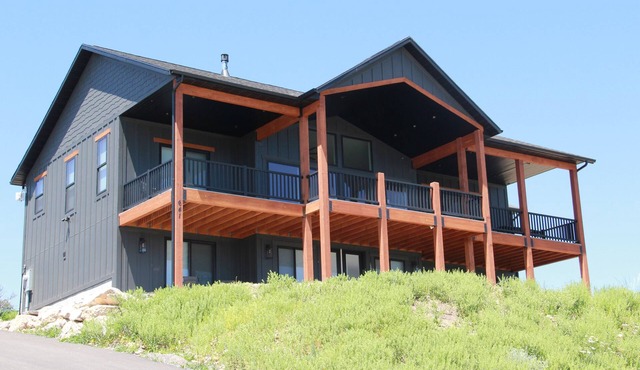 Custom 4,000 sq ft Bear Lake Home with Stunning Views & Hot Tub- Sleeps 18