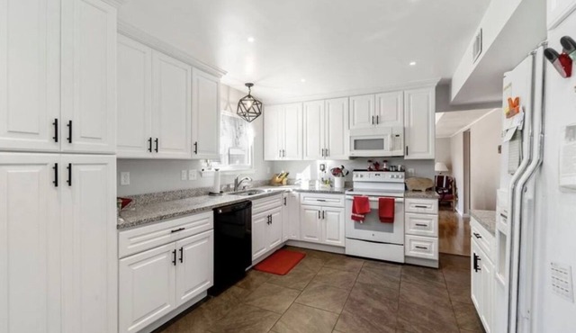 Cute 4 bed 2.5 bath Home - Sleeps 12! 30 night min