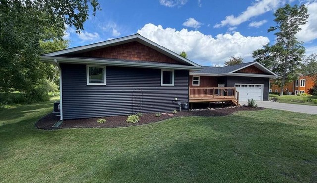 Dockside Retreat on the Canal on Lake Bemidji- 4BR, 3BA-Hot Tub-Fireplace!