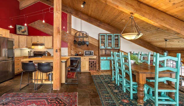 Dog Friendly w/Amazing Views/Setting in Woods w/Private Hot Tub-Yard/Patio/Grill-7m to Mtn/Town