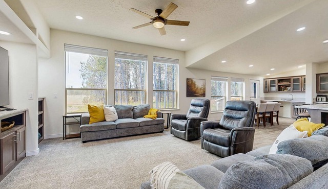 Donnelly Home, Hot Tub, AC, Fire Pit,Extra Parking