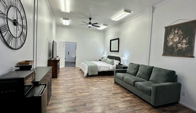 DOWNTOWN MALAD-walk everywhere! Cozy Modern Retreat King Bed + Historic Charm