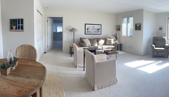 Easy walk to the beach, harbor and downtown, sleeps 6!