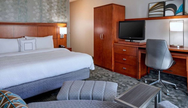 Eden Prairie Getaway! Indoor Swimming Pool, Pets Are Allowed with Fee