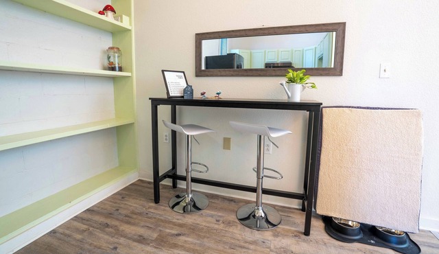 Enterprise 2 BD - Cozy in Central Enterprise