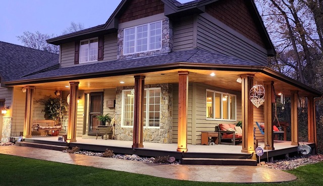 Everchanging Seasons: Charming Retreat + Cottage Hot Tub Sauna Game Haven