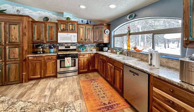 Family Cabin with Hot Tub and Tree Fort
