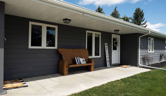 Family-Friendly 4BR Cul-de-Sac Home Near Dinning and Shopping with King Bed.