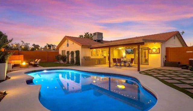 Fire Pit & Hot Tub Near Tempe Attractions