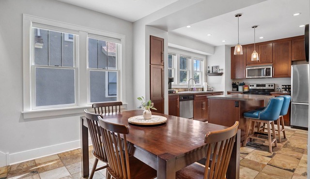 Fully Loaded Entire Home, Fast Wi-Fi, Pet Friendly, and Fenced Backyard