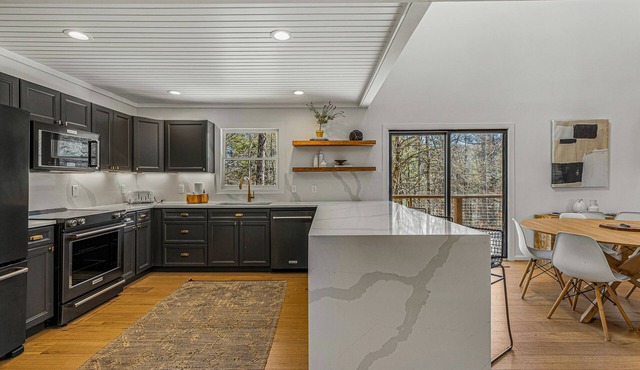 Fully Renovated Modern Home, within 2 miles from downtown Highlands