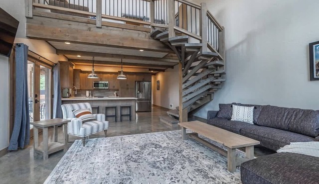 GNP Getaway 2BR/2BA Condo Hot Tub Wooded Views