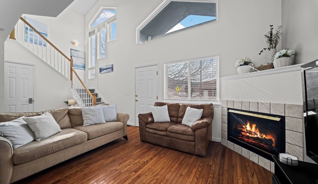 Golden View Townhouse - Walk to Downtown!