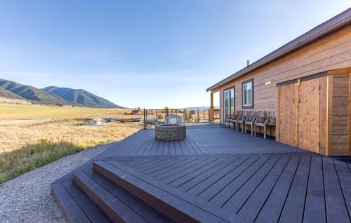 Gorgeous Secluded Villa with Hot-tub, Fire Pit and Games in Etna, Wyoming