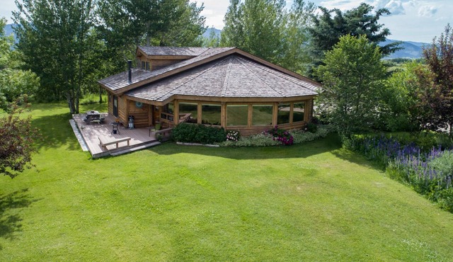 Gorgeous Teton Views on 6 acres, 2 miles to Victor