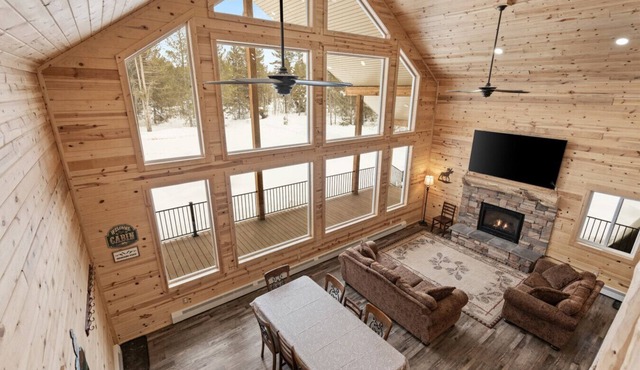 Grandpa`s Cabin | Sleeps 22, Near Yellowstone, Hot Tub, Family Friendly!