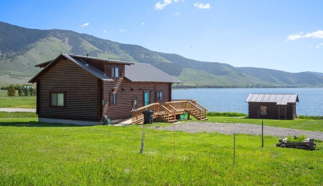Henry`s Lake View Cabin + BBQ + Fire Pit + Decks!