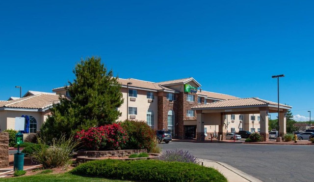 Holiday Inn Express & Suites Farmington Bloomfield by IHG