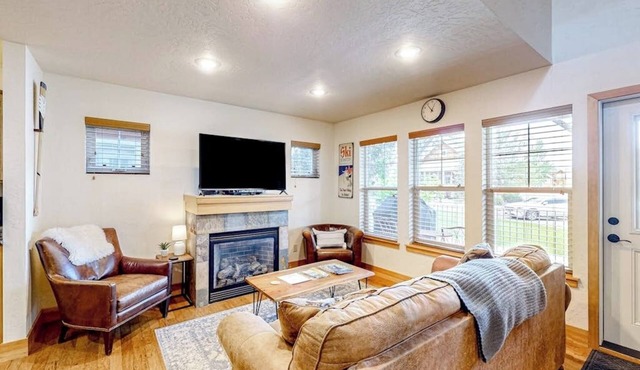 Home with patio, grill, fireplace, streaming, washer/dryer & AC