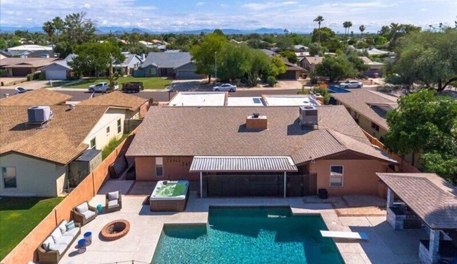 Huge Pool, Hot Tub, Outdoor Kitchen, Pool Table