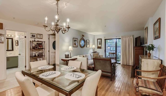 Ideal Downtown 1 BDR Near Shops & Trails