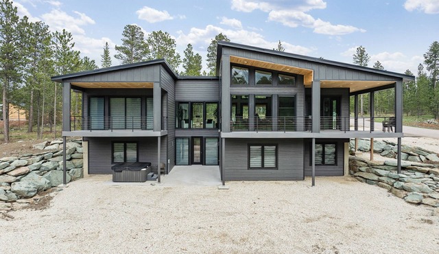 Incredible 2-Level Modern Lodge w/Paved Road, Hot Tub, Open Living,Clubhouse