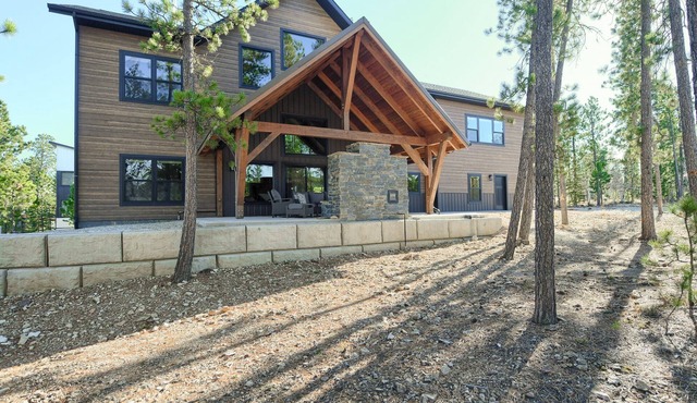 Incredible Craftsman Style Spacious Lodge Walking Distance to Clubhouse!