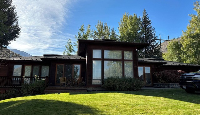 JULY special ! Quiet, spacious, 4 bdrm home, 2 frplaces, jacuzzi tub, deck!