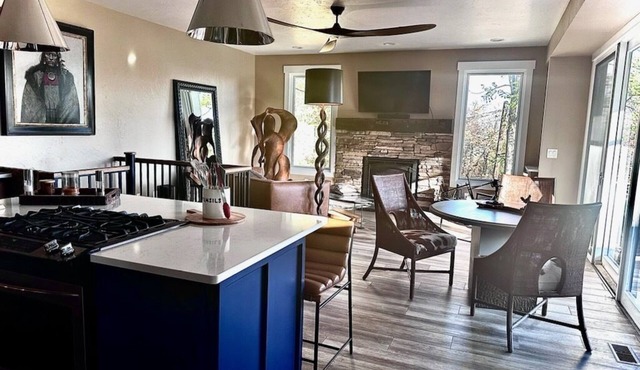 Kick back and relaxing luxury home, calm western space near the Broadmoor.