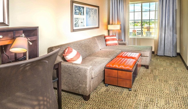 King Suite | Free Breakfast Buffet Included. Gym & Pool Access.
