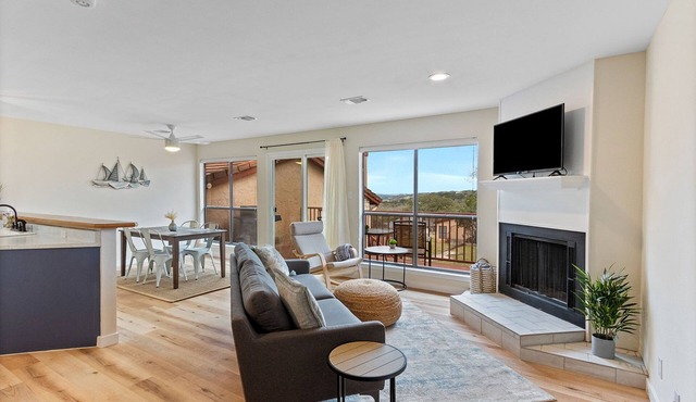 Lake & Hill Country Views, 2 Master Suites, Pet Friendly, Deck w/Grill