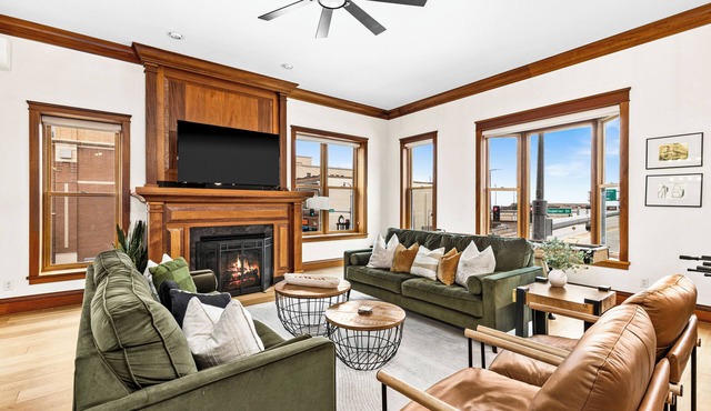 Large Lux Urban Retreat - Canal Park, Lakeview, Game Tables, Sleeps 8