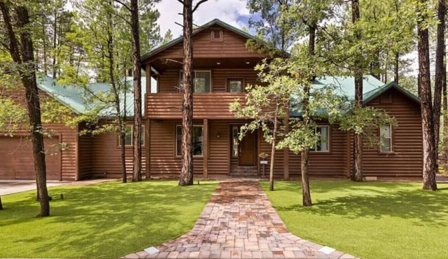 Large Pinetop Retreat | Sleeps 16+ | Pool Table