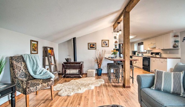 Lovely Barn Loft w/Mountain Views on Horse Estate